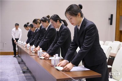 聚焦｜她們可不簡單！微笑、問好、端茶續(xù)水，都是這樣苦練出來的——揭秘專業(yè)會(huì)務(wù)服務(wù)的幕后訓(xùn)練